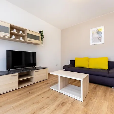 Prime - Modern 1 Bedroom With Ac & Balcony