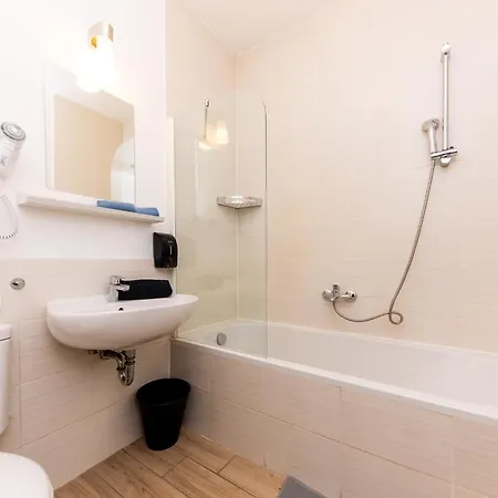 Prime - Modern 1 Bedroom With Ac & Balcony