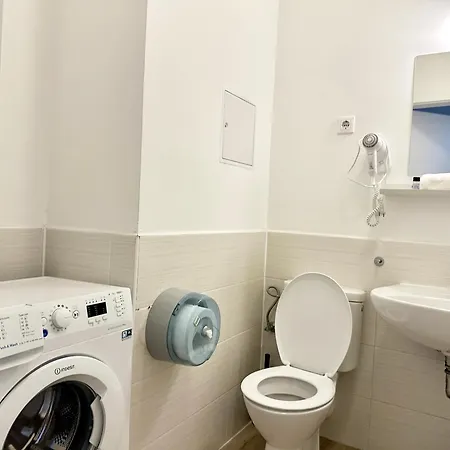 Prime - Modern 1 Bedroom With Ac & Balcony